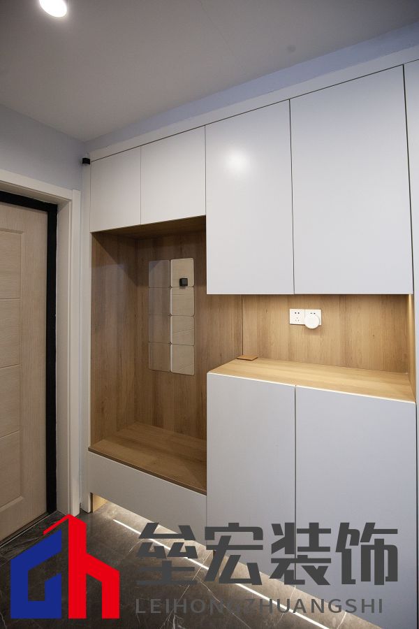 白色、木色與黑色演繹同一空間下的不同格調(diào)！