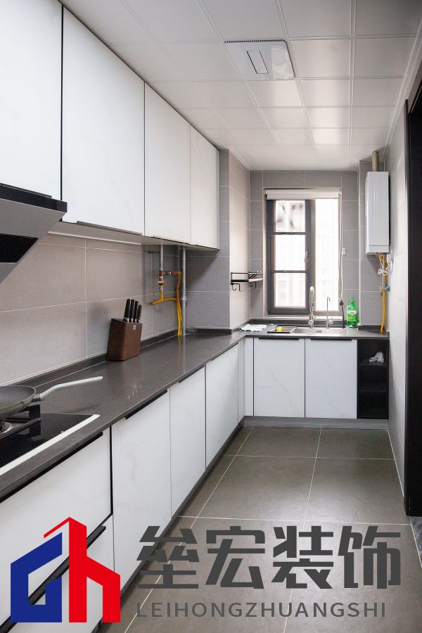 白色、木色與黑色演繹同一空間下的不同格調(diào)！