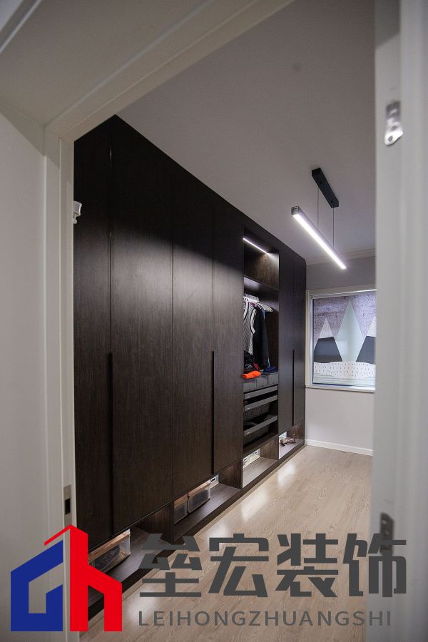 白色、木色與黑色演繹同一空間下的不同格調(diào)！