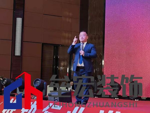 隨后，航邦衛(wèi)浴華中區(qū)營(yíng)銷(xiāo)總監(jiān)陳喜杰先生就2022年?duì)I銷(xiāo)動(dòng)向展開(kāi)陳述。今年?duì)I銷(xiāo)層面將延續(xù)具有攻擊性和高密度的營(yíng)銷(xiāo)政策，確保航邦在各地終端的絕對(duì)優(yōu)勢(shì)不動(dòng)搖。讓更多的消費(fèi)者，以更少的預(yù)算，用上更加優(yōu)質(zhì)的衛(wèi)浴產(chǎn)品，用超高的性?xún)r(jià)比助力廣大青年群體實(shí)現(xiàn)高品質(zhì)的“新居夢(mèng)”。