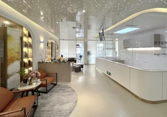 圖片包含 室內(nèi), 房間, 天花板, 桌子 描述已自動生成