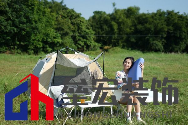 年輕消費者在露營場景下體驗宜奧家居Q糖枕