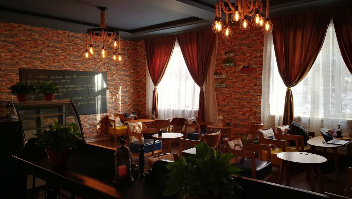 提香猜想咖啡生活館_廈門咖啡館裝修_咖啡音樂館棉麻連衣裙