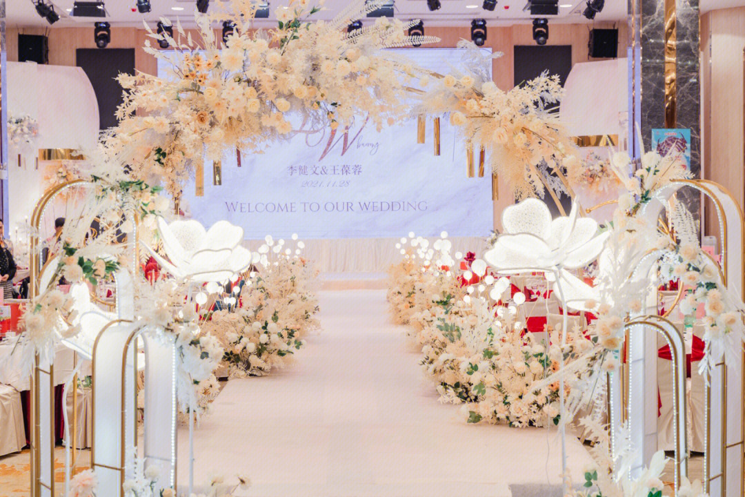 廈門婚禮場(chǎng)地布置_泉州哪些場(chǎng)地適合小型婚禮_羽毛球場(chǎng)地?zé)艄獠贾?/></p>
<p style=