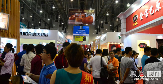 市民到展覽現(xiàn)場(chǎng)“淘”寶貝