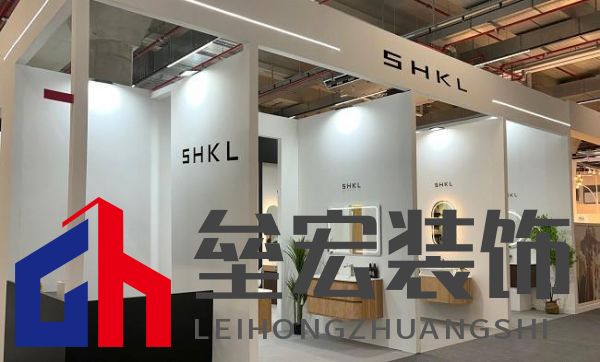 詮釋法蘭克福展,以東方美學(xué)演繹“品牌出?!毙路妒?></p><p>法蘭克福展(ISH)</p><p>全球衛(wèi)浴產(chǎn)業(yè)的“奧林匹克”舞臺(tái)</p><p>法蘭克福展自1960年創(chuàng)辦以來(lái),始終引領(lǐng)衛(wèi)浴行業(yè)的技術(shù)革新與設(shè)計(jì)潮流。本屆展會(huì)以“為可持續(xù)未來(lái)尋找解決方案”為主題,聚焦推動(dòng)環(huán)保型供熱、水資源合理利用和潔凈空氣等衛(wèi)生設(shè)施和暖通空調(diào)行業(yè)發(fā)展的關(guān)鍵議題,匯聚50余個(gè)國(guó)家的兩千余個(gè)參展商。展會(huì)展出的最新技術(shù)與產(chǎn)品,將成為全球衛(wèi)浴行業(yè)趨勢(shì)的風(fēng)向標(biāo)。</p><p>心海伽藍(lán)2025年戰(zhàn)略:品牌出海是重要一步</p><p>作為中國(guó)高端全衛(wèi)定制品牌,心海伽藍(lán)在2025年戰(zhàn)略中,將品牌出海作為重要發(fā)展方向之一。通過(guò)參加國(guó)際知名展會(huì)、拓展海外市場(chǎng)、建立海外銷(xiāo)售渠道等方式,心海伽藍(lán)正加快構(gòu)建起全球化的市場(chǎng)布局,此次法蘭克福展會(huì),正是心海伽藍(lán)踐行這一戰(zhàn)略的重要一步。</p><p></p><p><img src=