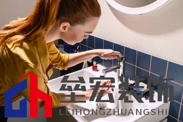 圖片包含 人, 室內(nèi), 年輕, 桌子描述已自動(dòng)生成